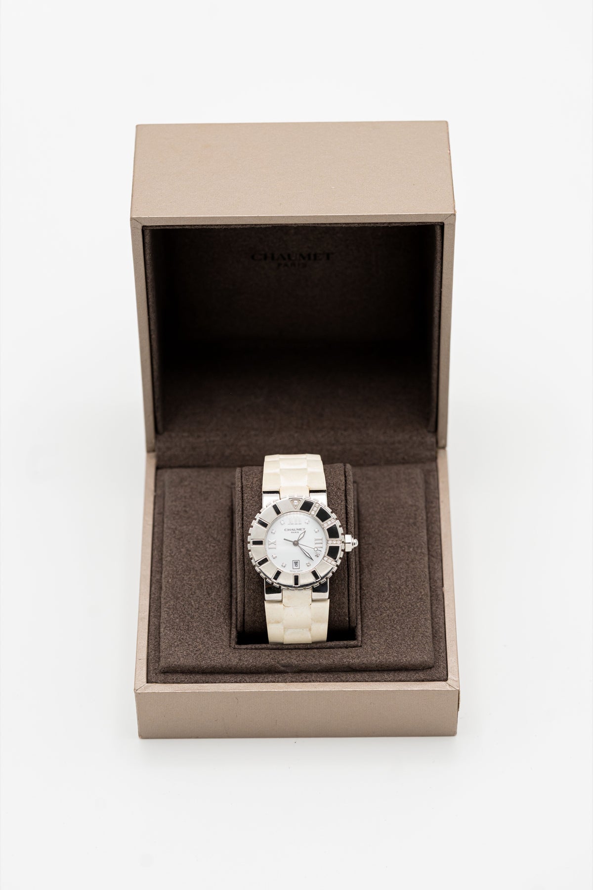 Chaumet Class One d’occasion – Cadran blanc, détails sertis et bracelet blanc