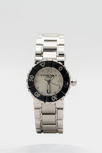Chaumet Class One d’occasion – Cadran argenté texturé et bracelet métallique