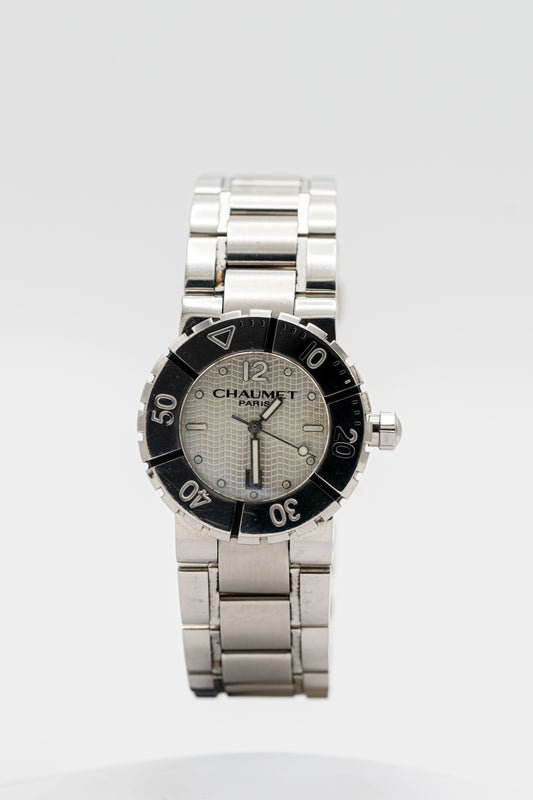 Chaumet Class One d’occasion – Cadran argenté texturé et bracelet métallique