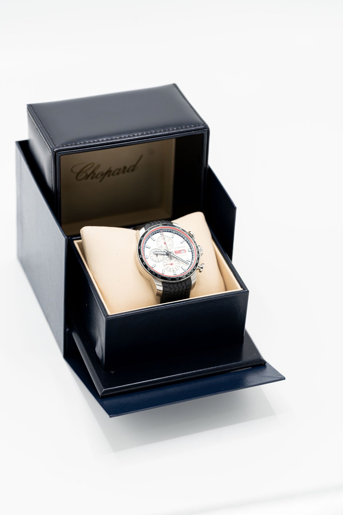 Chopard Mille Miglia Chronographe d’occasion – Cadran argenté et bracelet noir