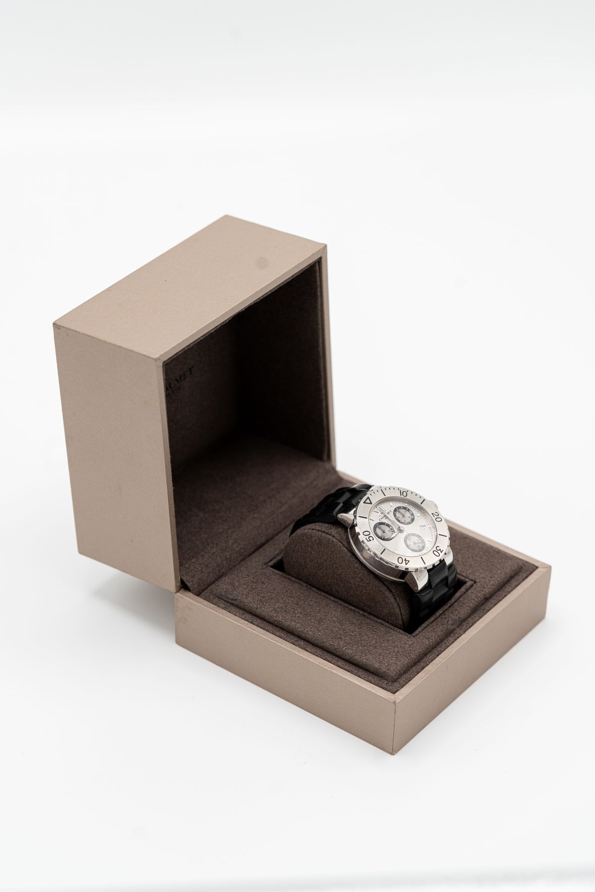 Chaumet Class One Chronographe d’occasion – Cadran argenté et bracelet noir