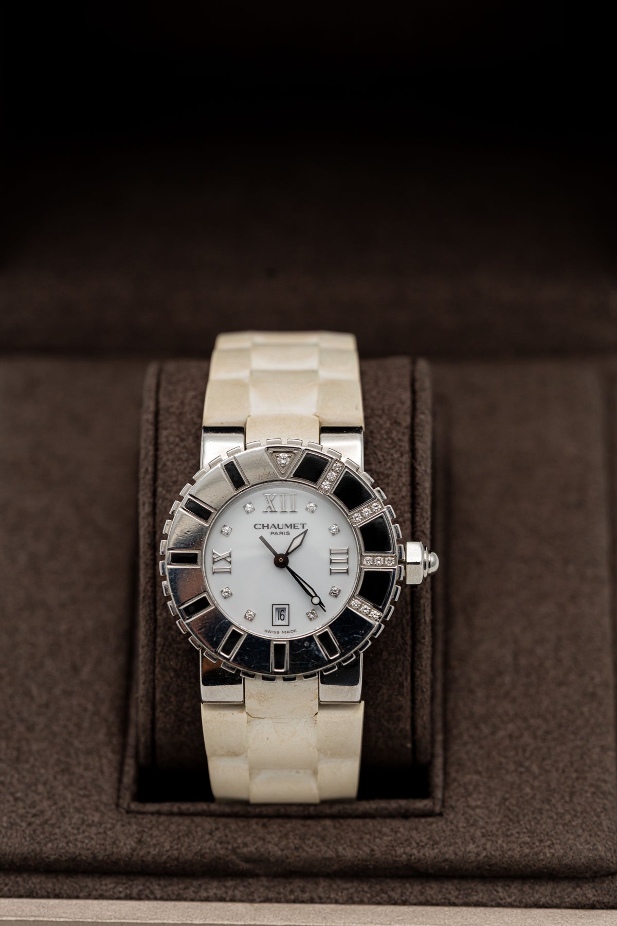 Chaumet Class One d’occasion – Cadran blanc, détails sertis et bracelet blanc
