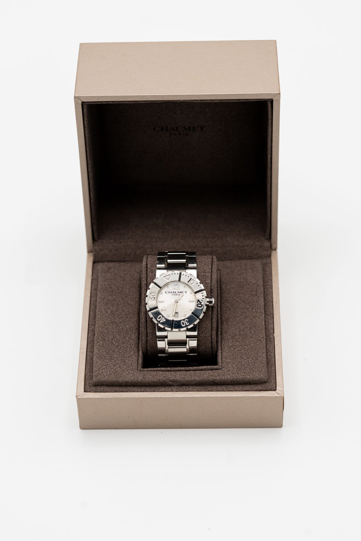 Chaumet Class One d’occasion – Cadran argenté texturé et bracelet métallique