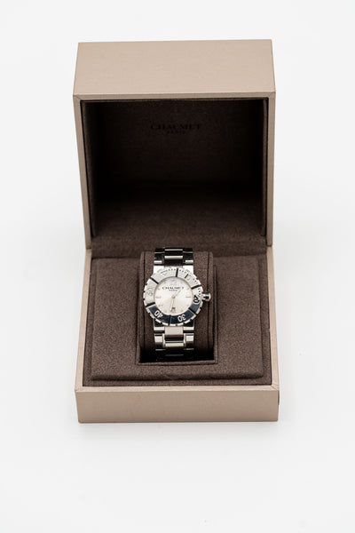 Chaumet Class One d’occasion – Cadran argenté texturé et bracelet métallique