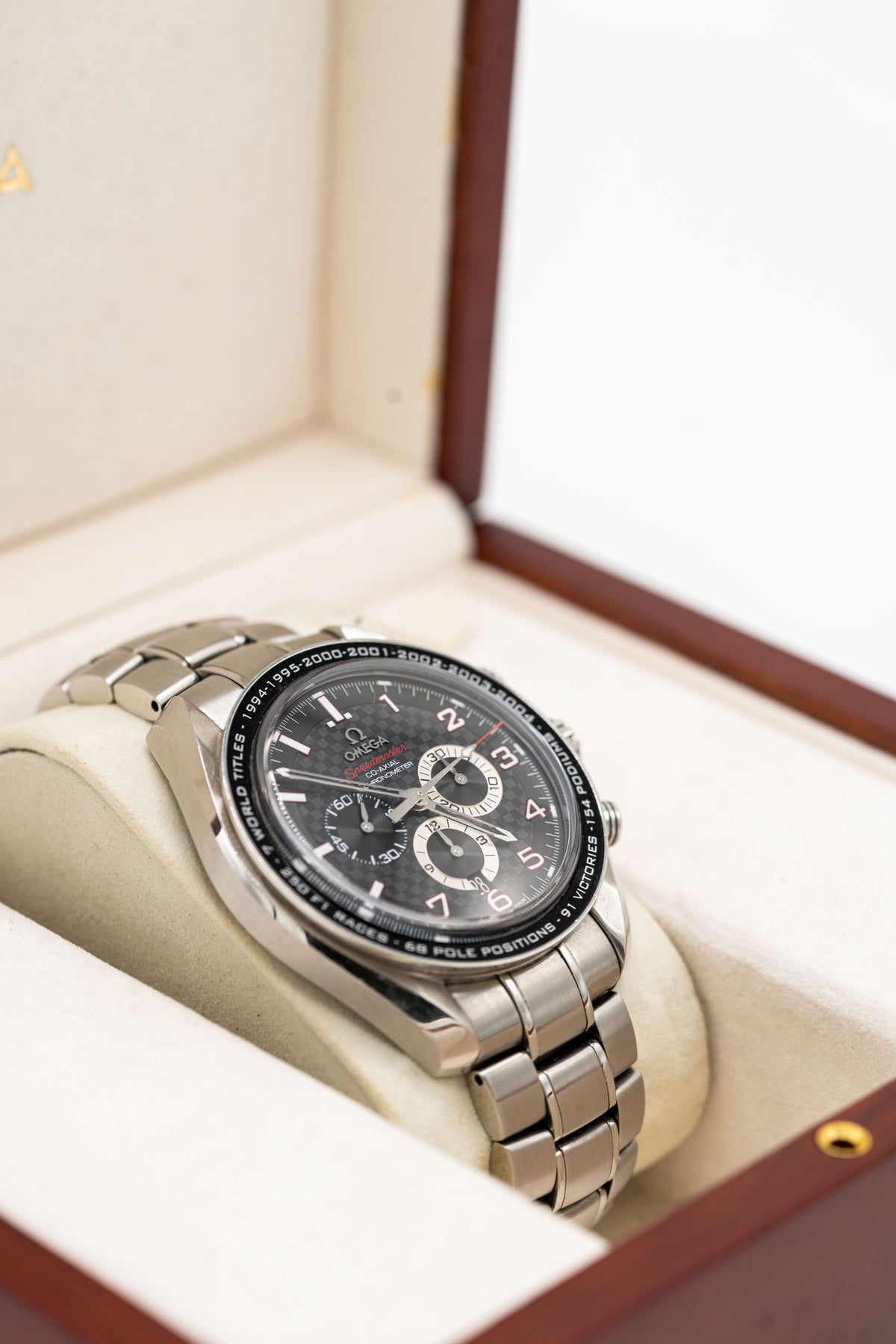 Omega Speedmaster Legend Schumacher d’occasion – Chronographe à cadran noir