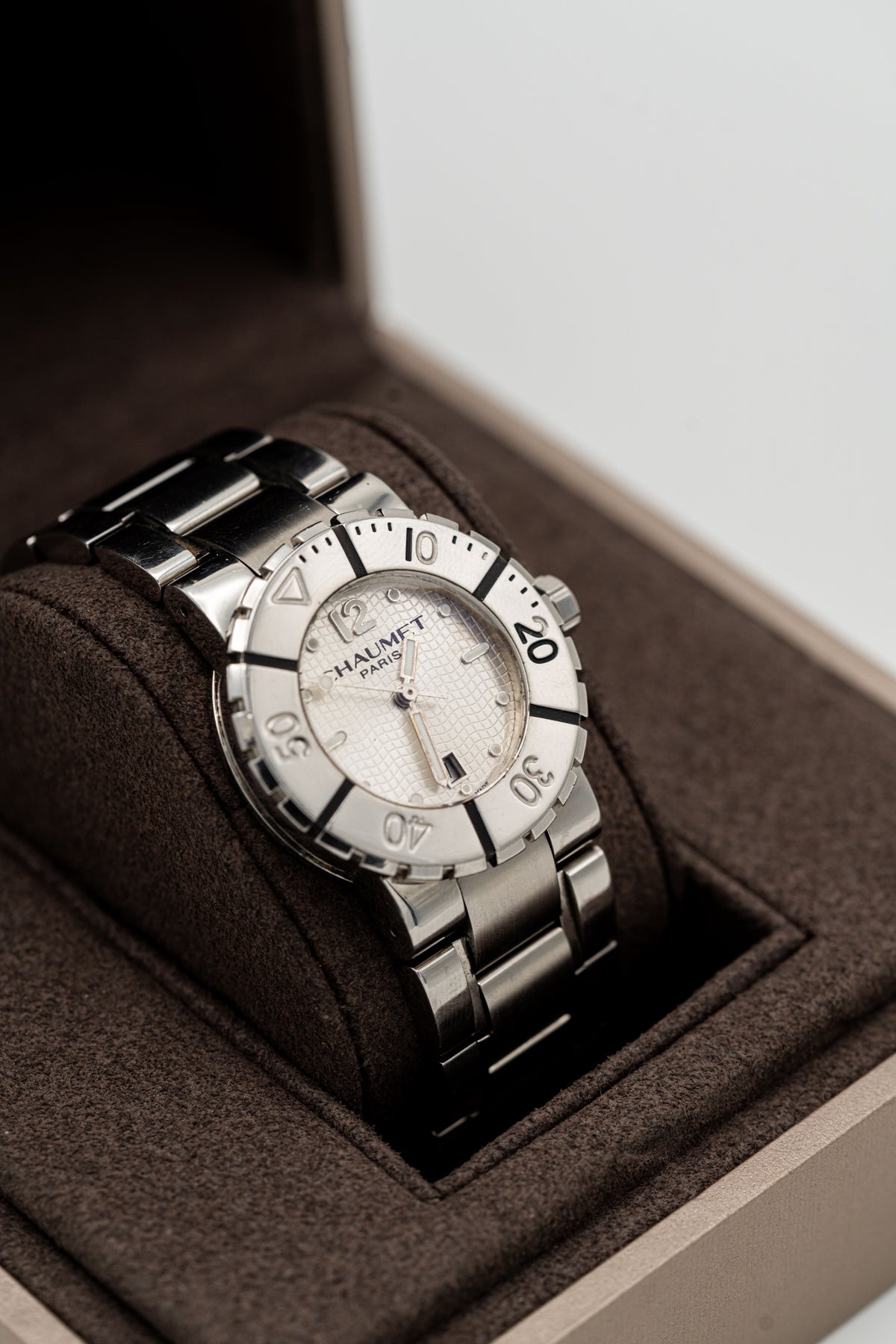 Chaumet Class One d’occasion – Cadran argenté texturé et bracelet métallique