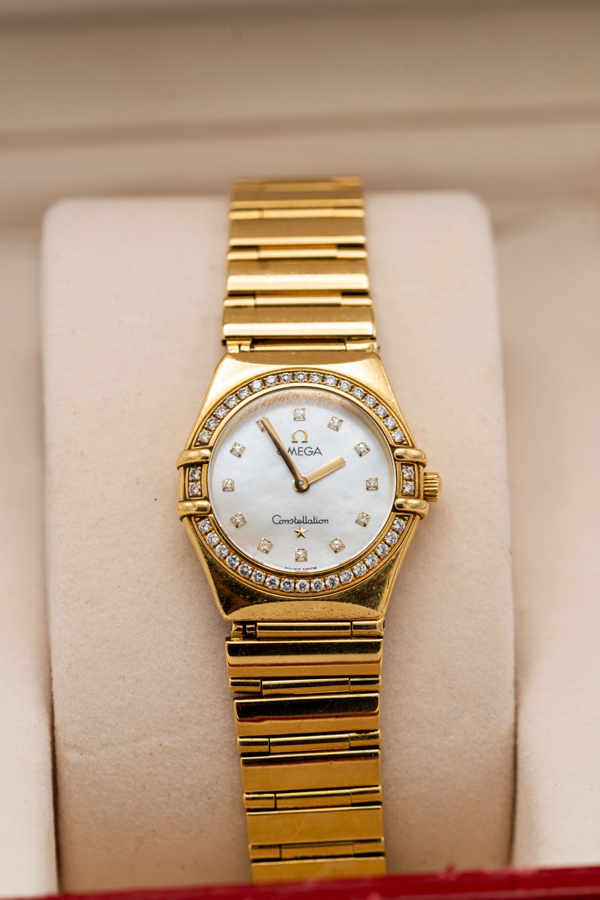 Omega Constellation d’occasion – Tons dorés, cadran clair et détails sertis