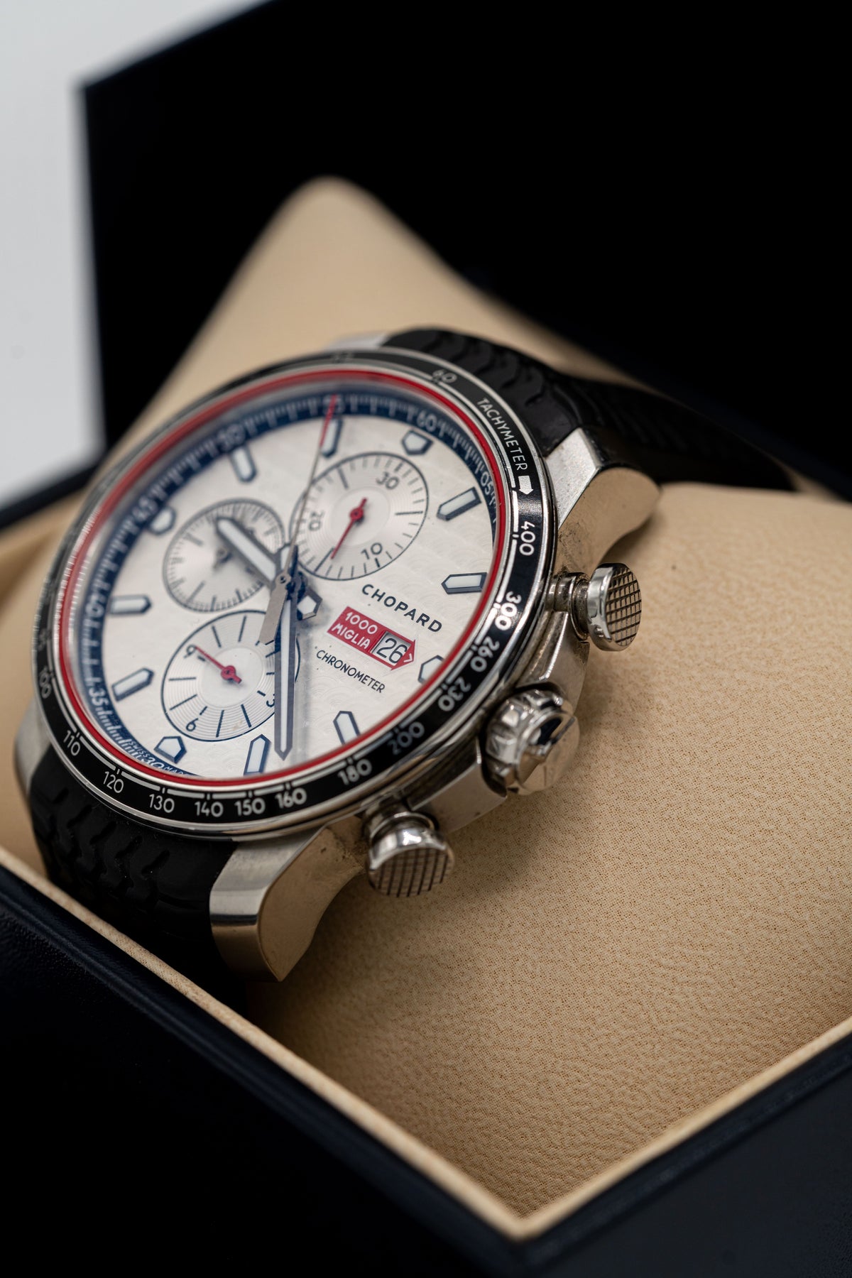 Chopard Mille Miglia Chronographe d’occasion – Cadran argenté et bracelet noir