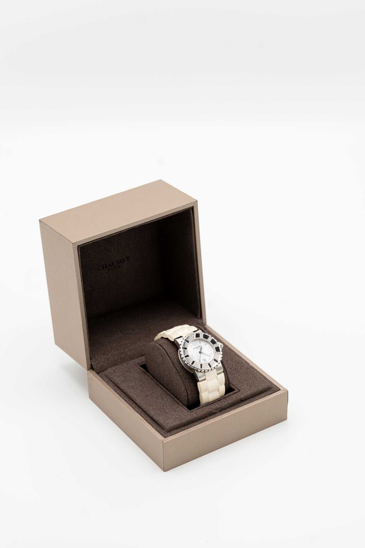 Chaumet Class One d’occasion – Cadran blanc, détails sertis et bracelet blanc