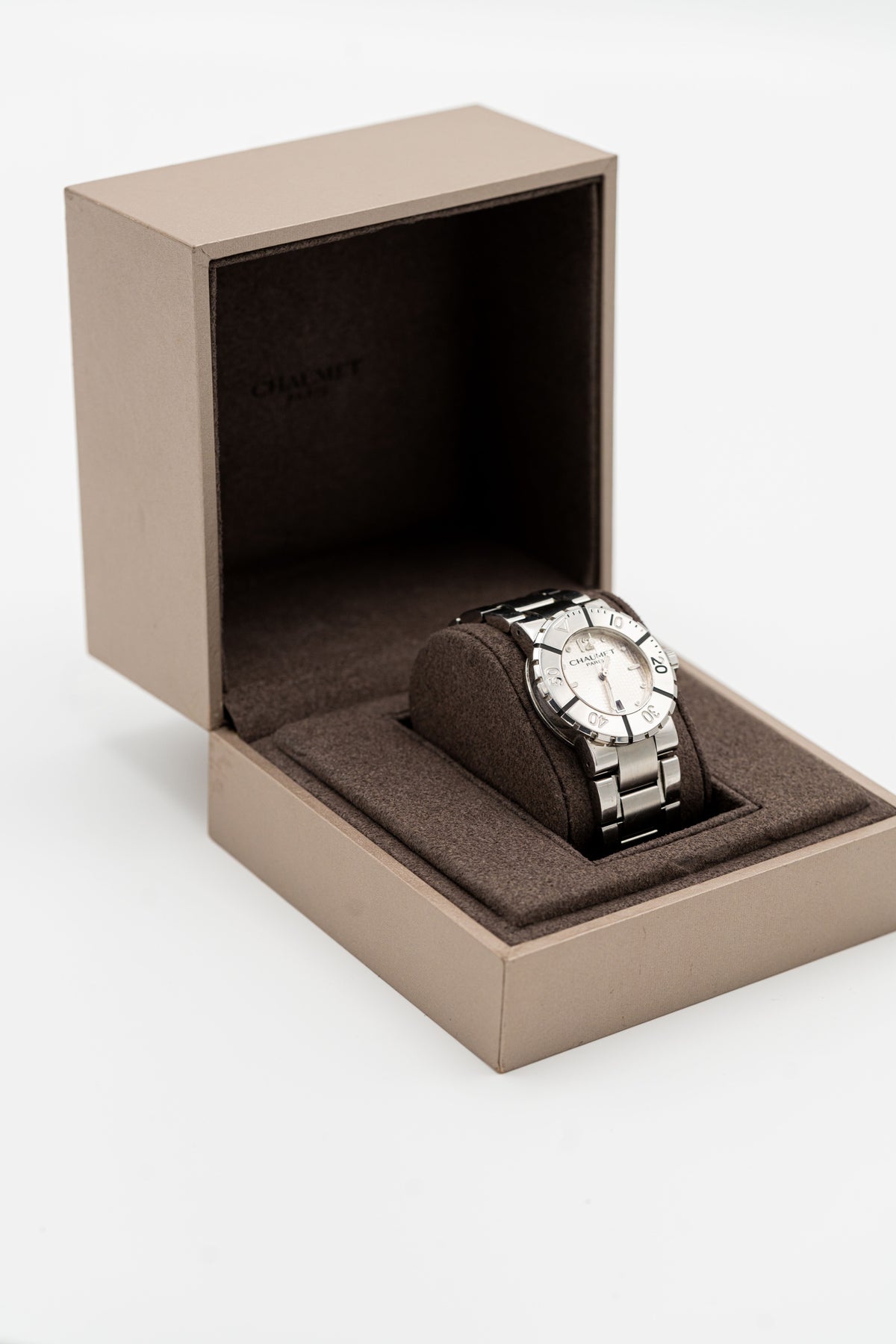 Chaumet Class One d’occasion – Cadran argenté texturé et bracelet métallique