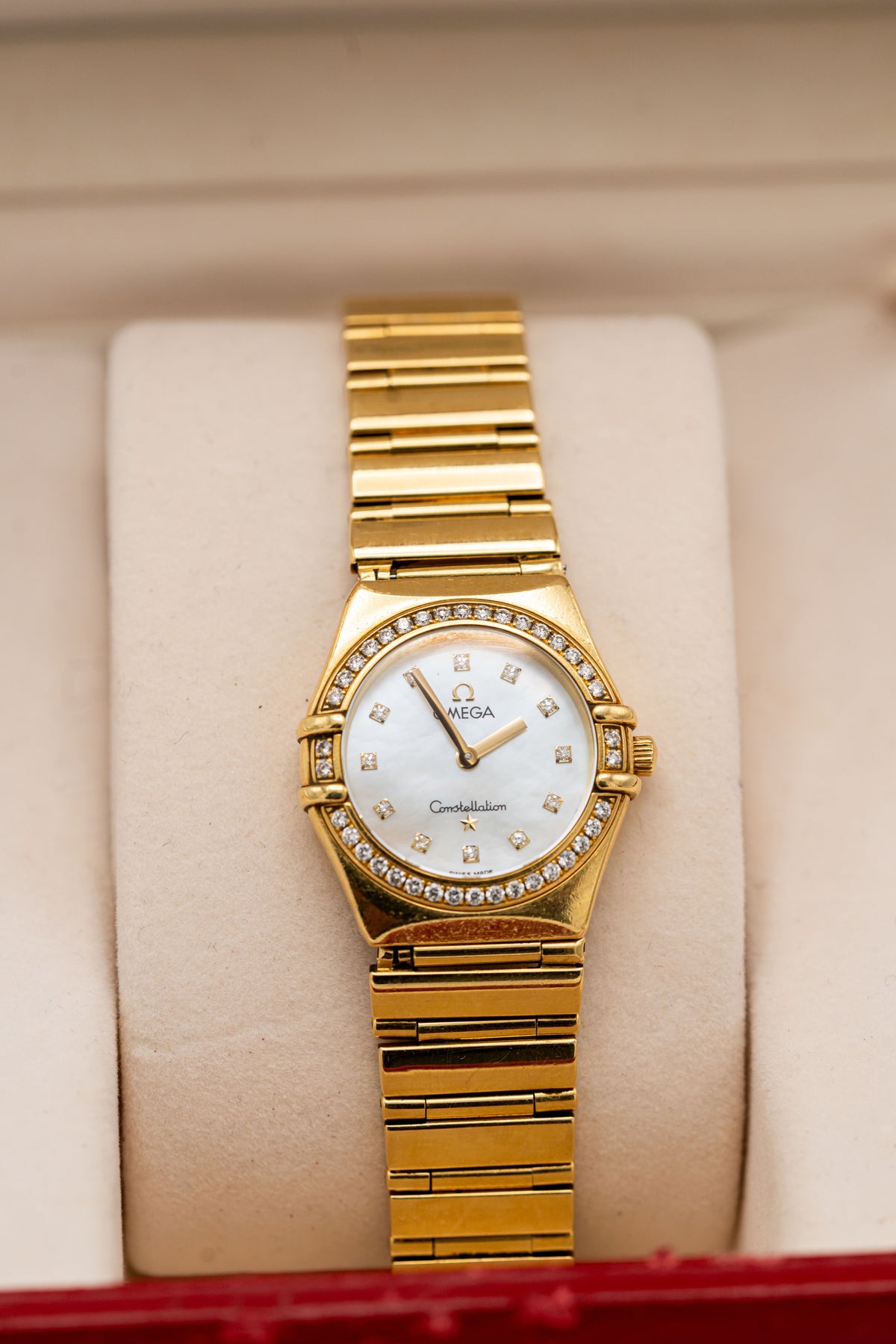 Omega Constellation d’occasion – Tons dorés, cadran clair et détails sertis
