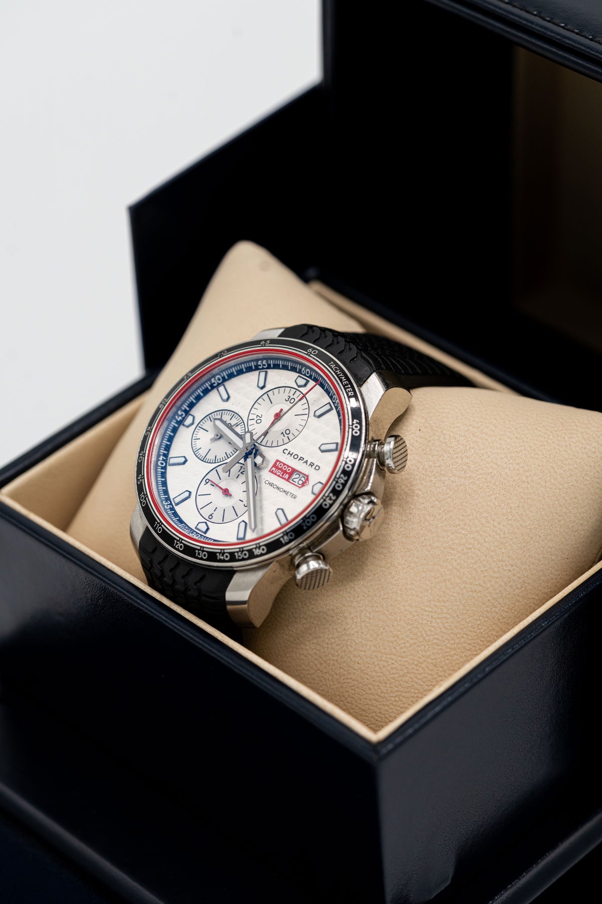 Chopard Mille Miglia Chronographe d’occasion – Cadran argenté et bracelet noir