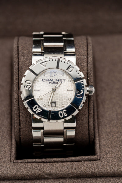Chaumet Class One d’occasion – Cadran argenté texturé et bracelet métallique