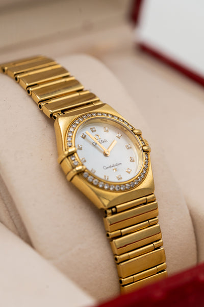 Omega Constellation d’occasion – Tons dorés, cadran clair et détails sertis