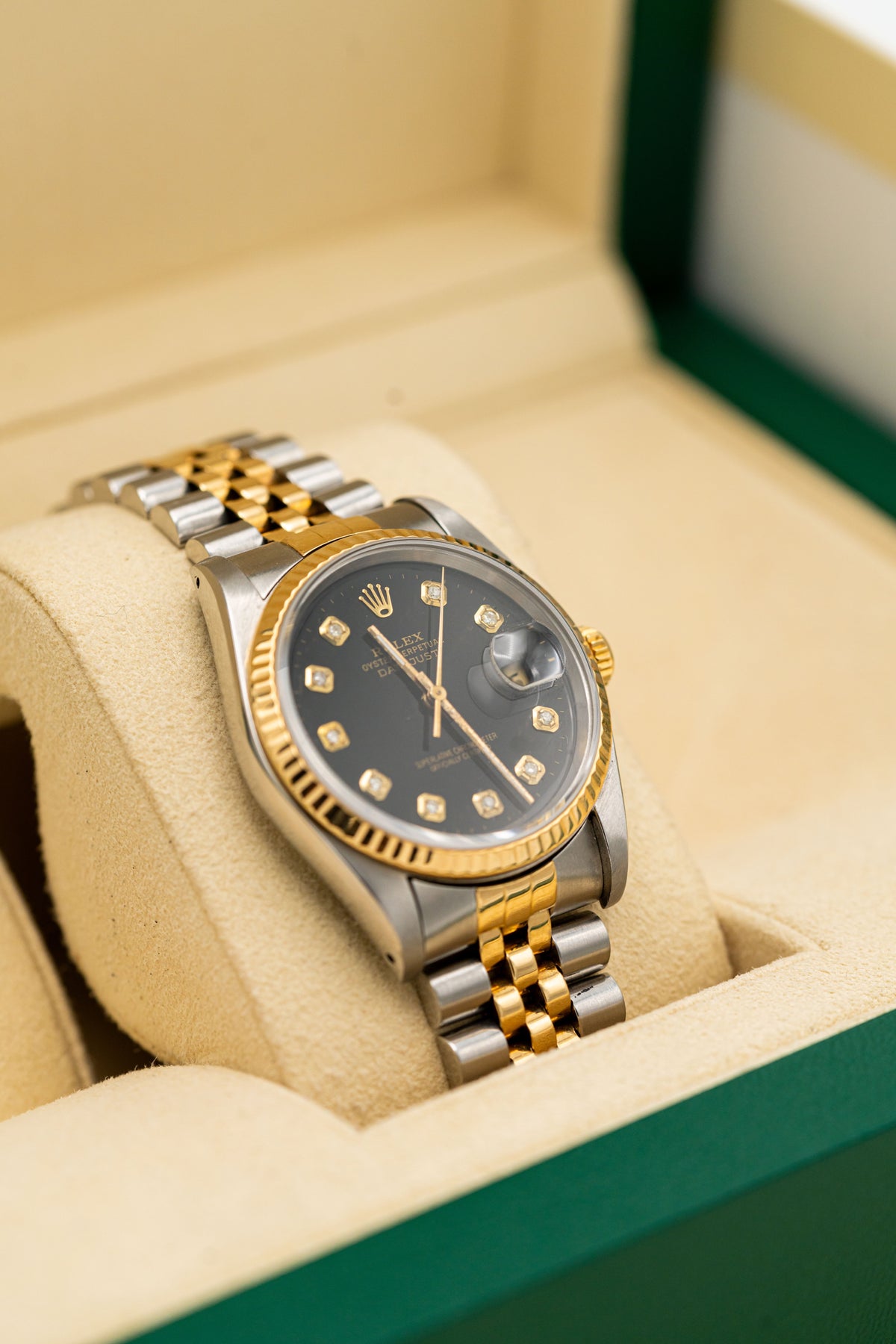 Rolex Datejust d’occasion – Cadran noir serti et bracelet bicolore